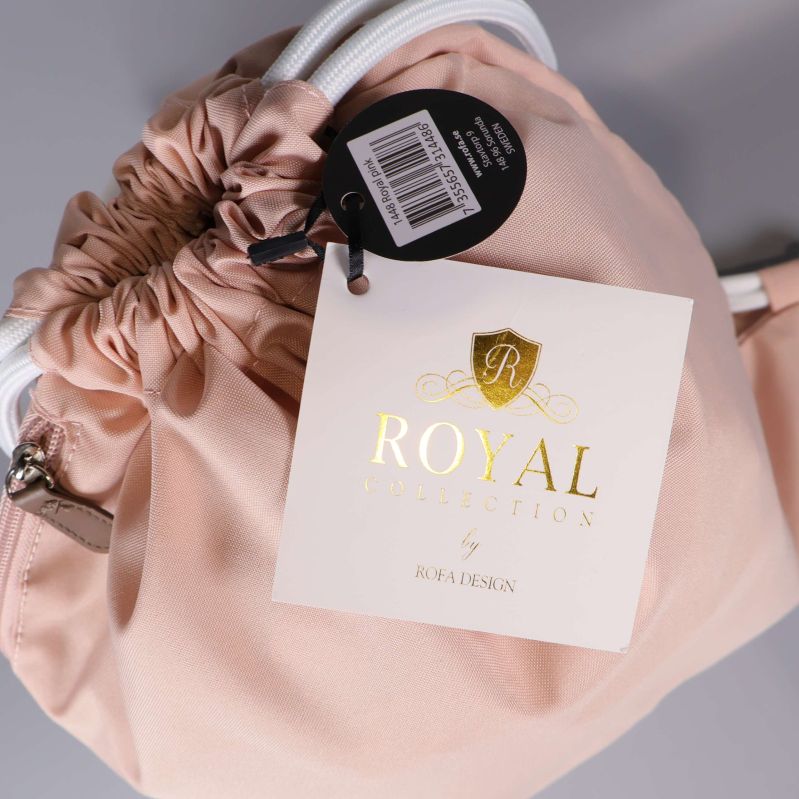 Närbild på aprikos ryggsäck med Royal Collection etikett framträdande
