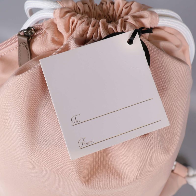 Väskans etikett med To och From-fält