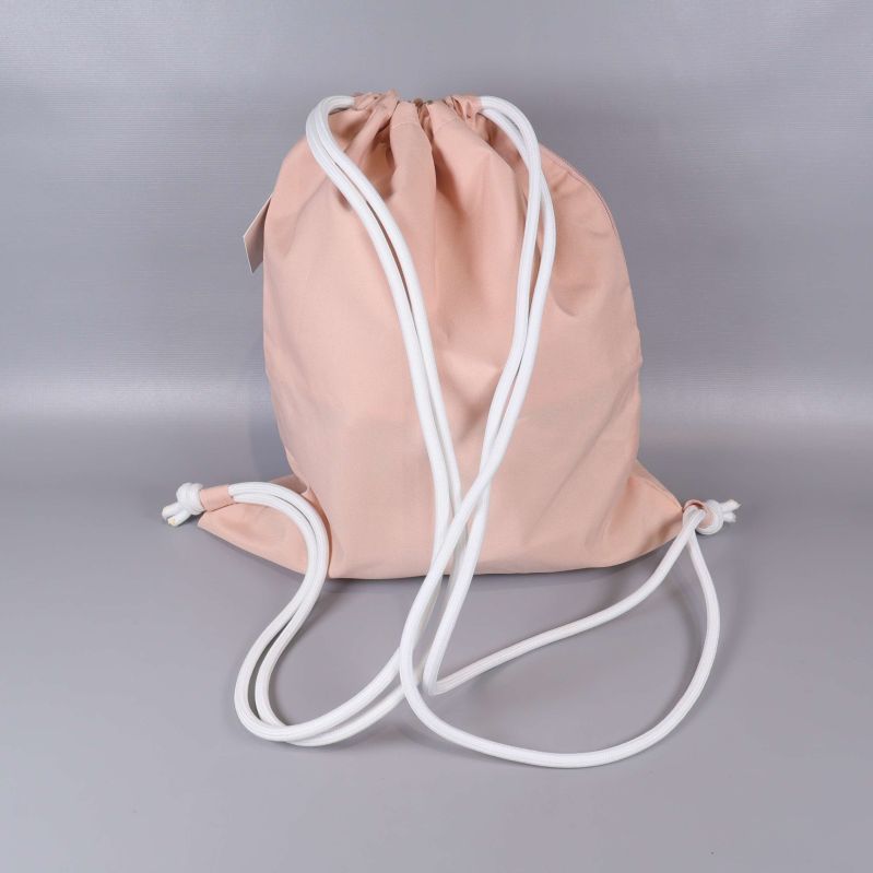 Ryggsäckens baksida med vita axelband