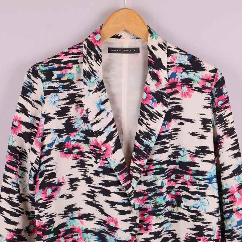 Närbild på kavajens överdel med tydligt mönster och krage