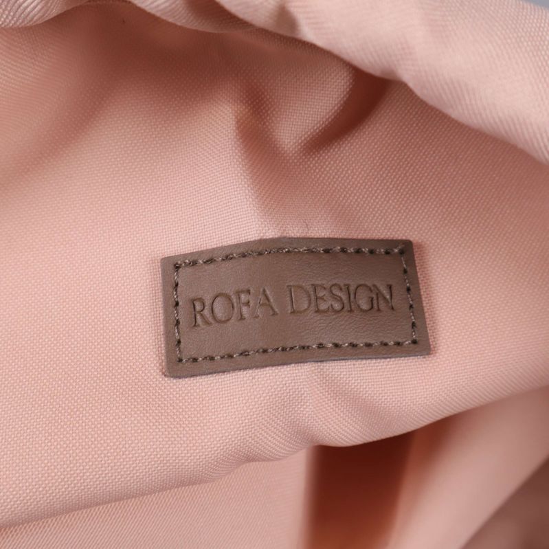 Närbild på etikett Rofa Design inuti väskan