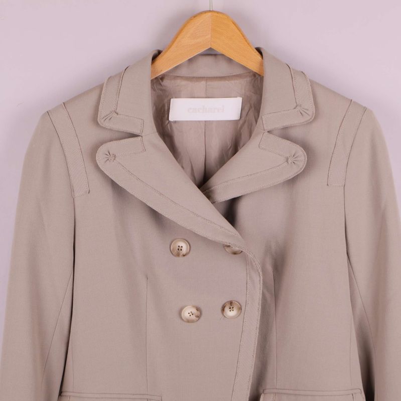 Närbild på kavajens framdel och krage med knappar