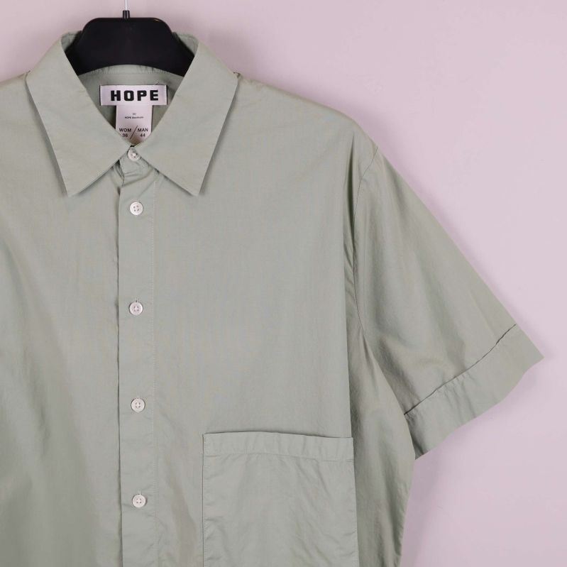 Närbild på krage, knäppning och bröstficka på skjorta