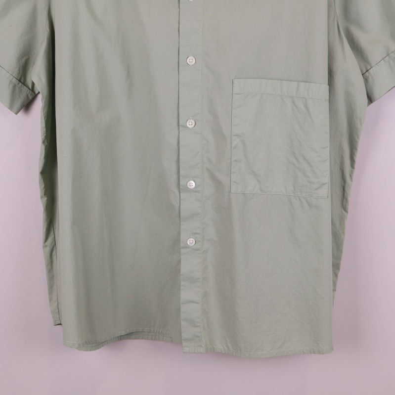 Nedre del av skjorta med bröstficka och knappar