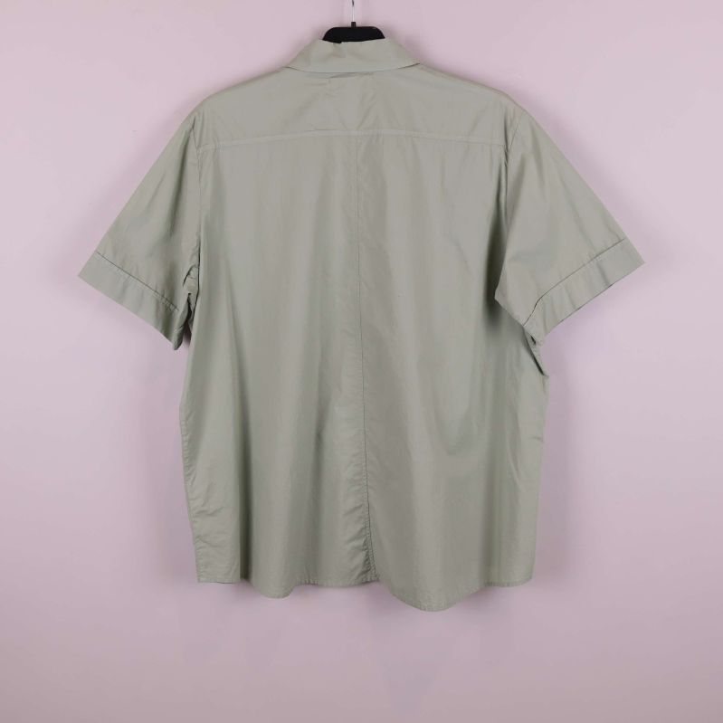 Baksidan av ljusgrön kortärmad skjorta visas