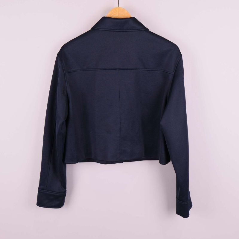 Baksida av kort mörk jacka 