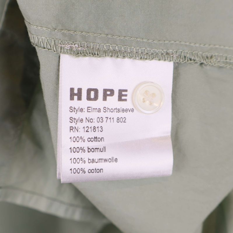 Materialetikett som anger 100% bomull på insidan av skjortan