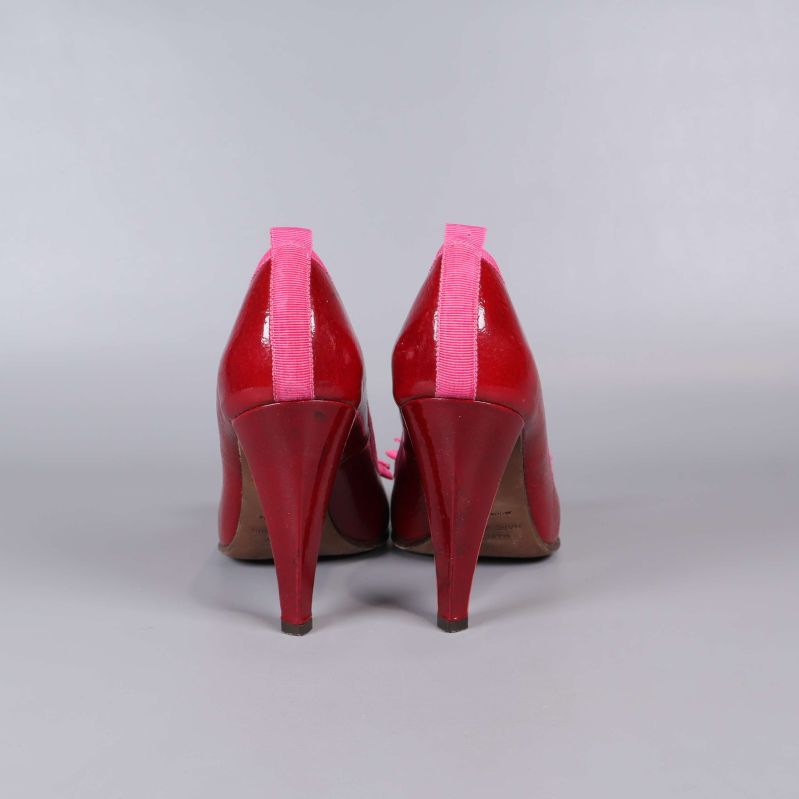 Pumps bakifrån med rosa band längs häl