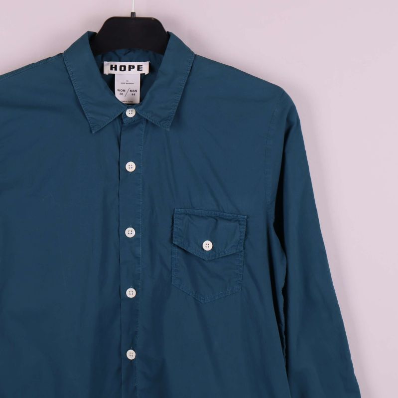 Halvbild på skjortans front och krage