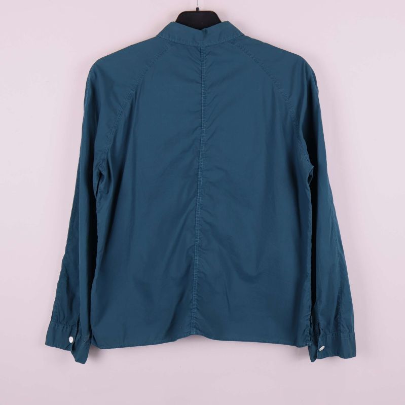 Baksidan på blå långärmad skjorta