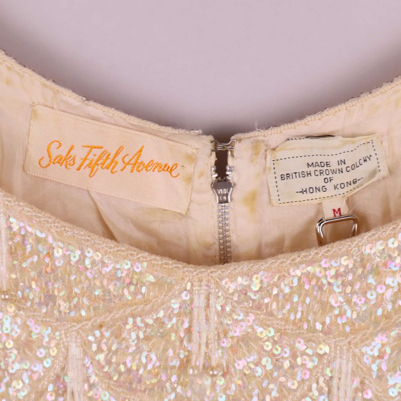 Namnetikett och storleksmärkning inuti linnet