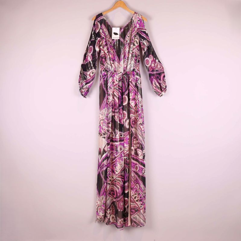 Lång klänning med lila paisleymönster och vida ärmar