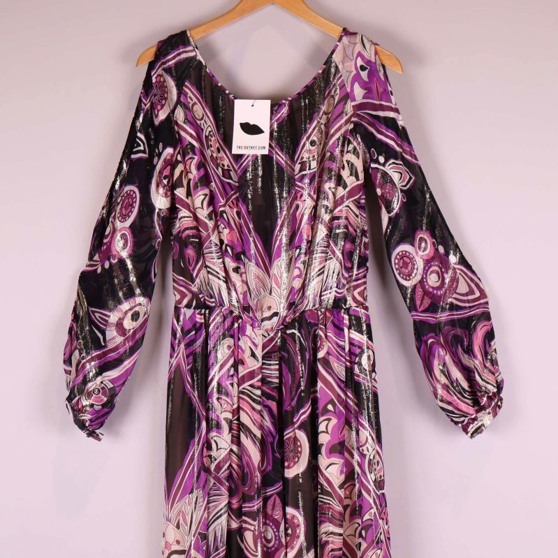 V-ringad överdel och detaljerad ärm på paisleyklänning