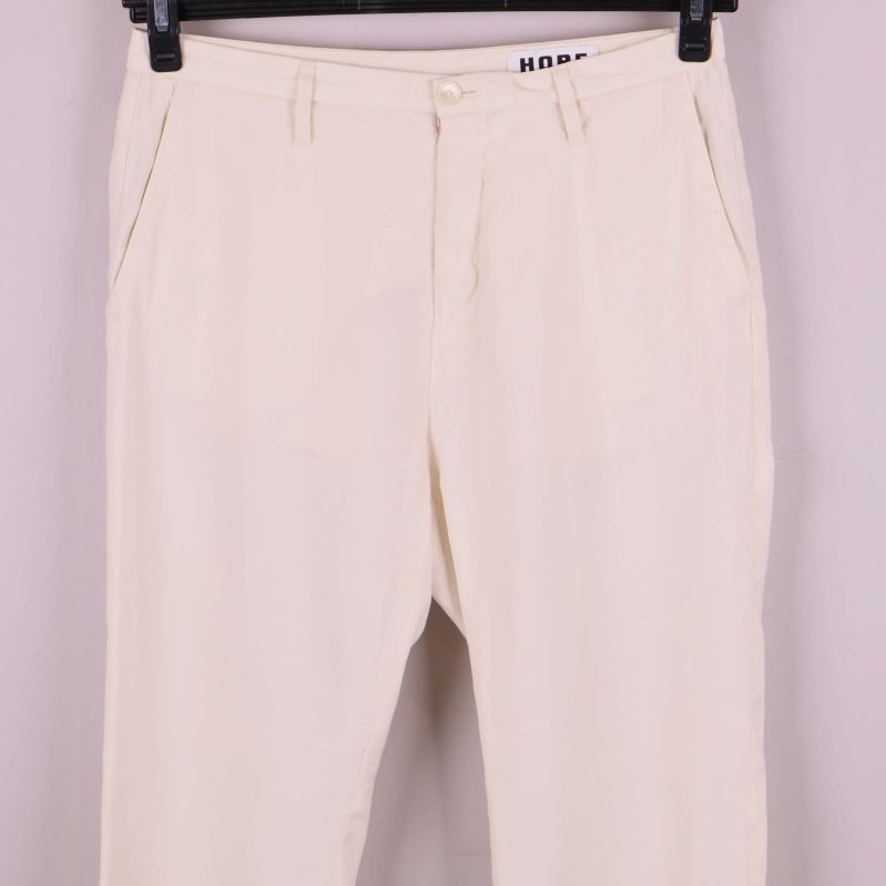 Byxbenens nedre del i ljus textil