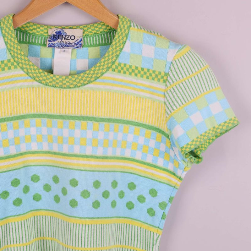 Närbild på axel och ärm med rutigt och prickigt mönster