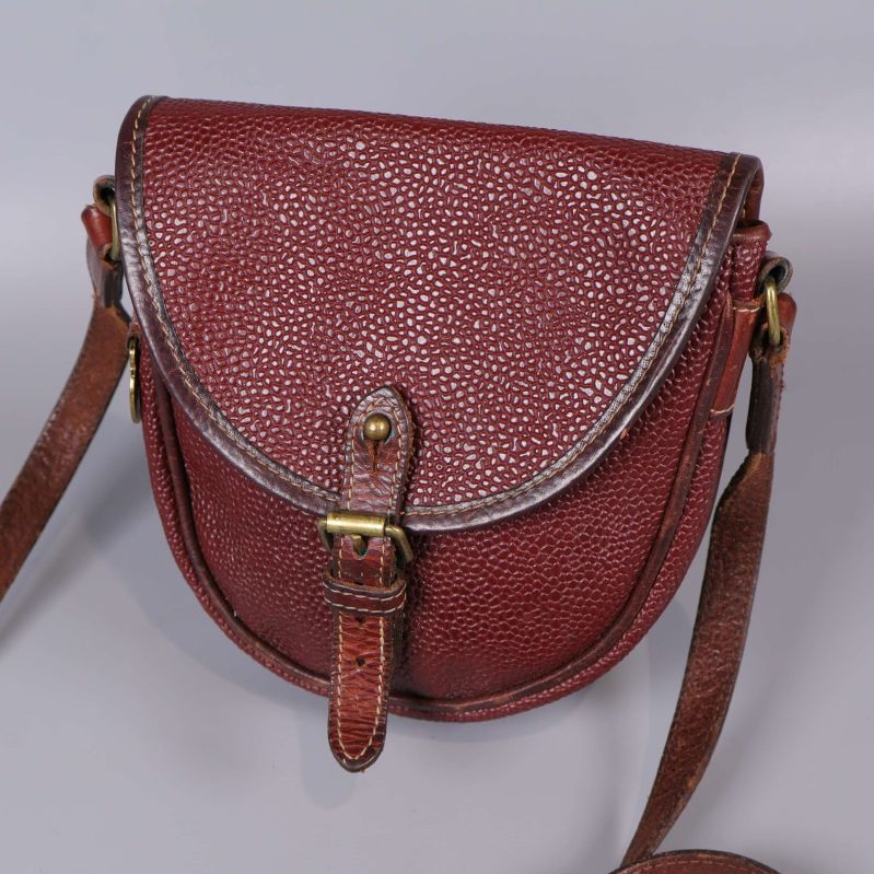 Närbild på väskans framsida och spänne 