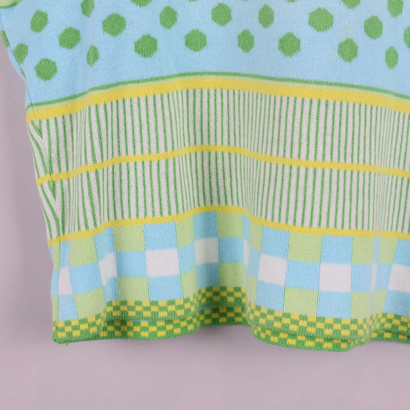 Närbild på nederkant med rutigt och randigt mönster