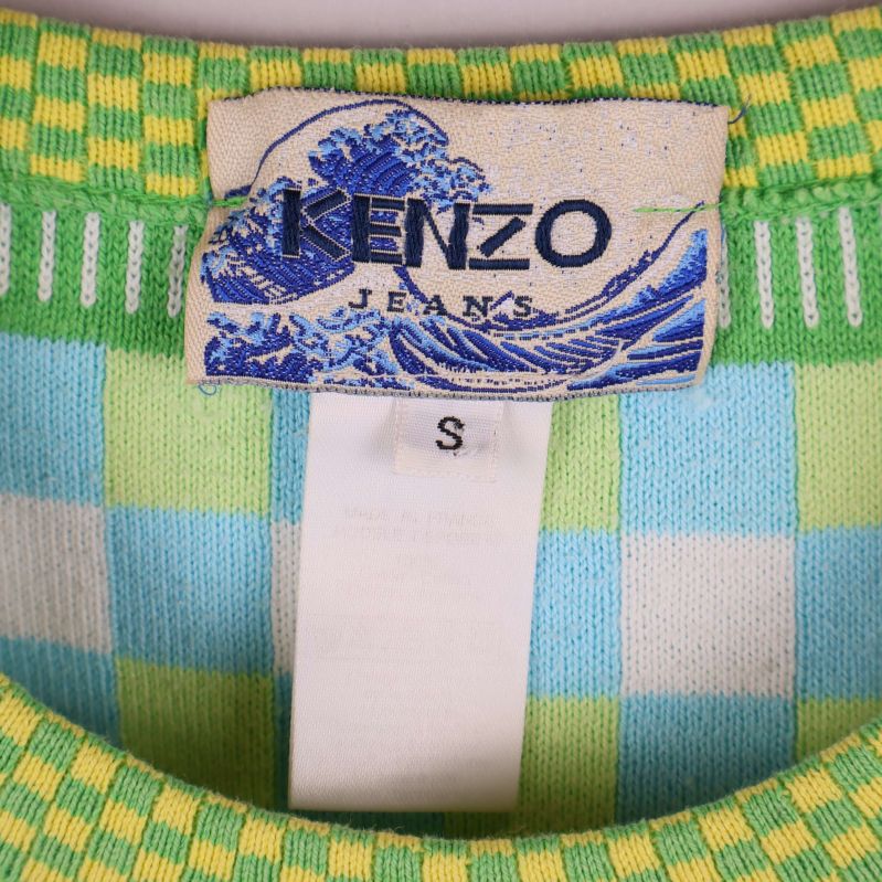 Närbild på Kenzo Jeans-logotyp och storleksetikett S