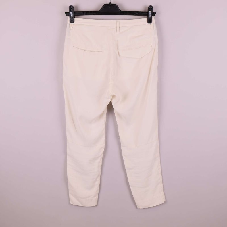 Närbild av byxornas linning med HOPE-logga