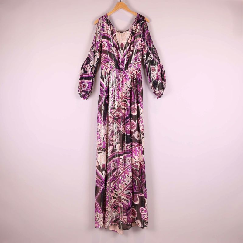 Baksidan på paisleymönstrad maxiklänning i lila toner