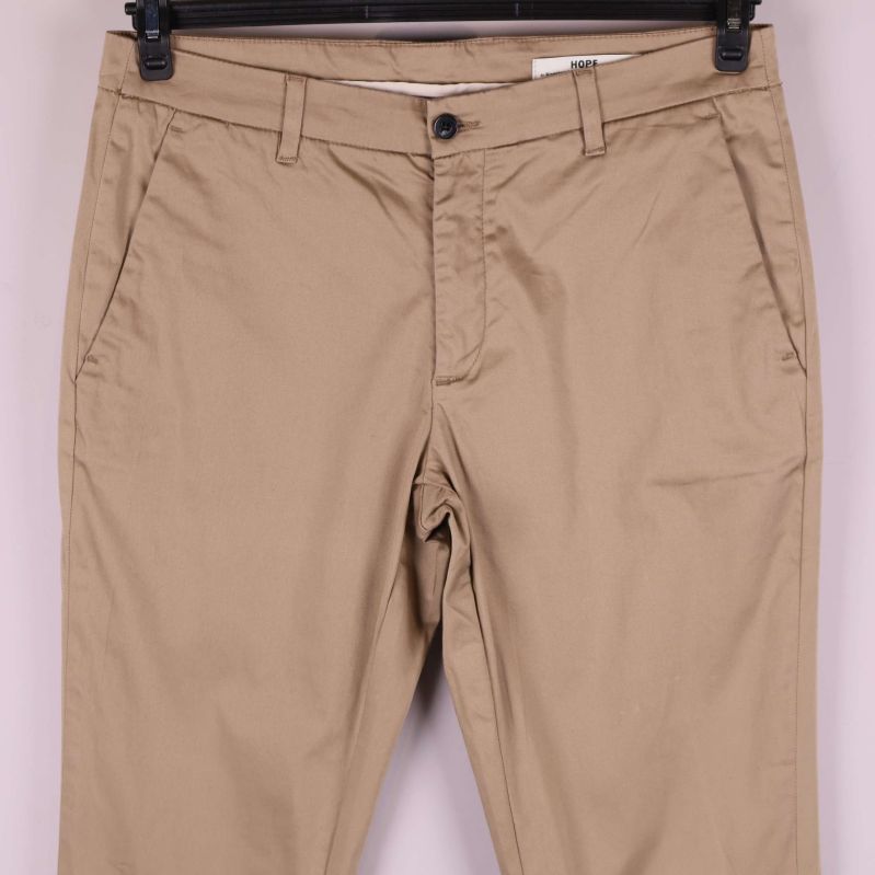 Närbild på byxornas midja och fickor framifrån