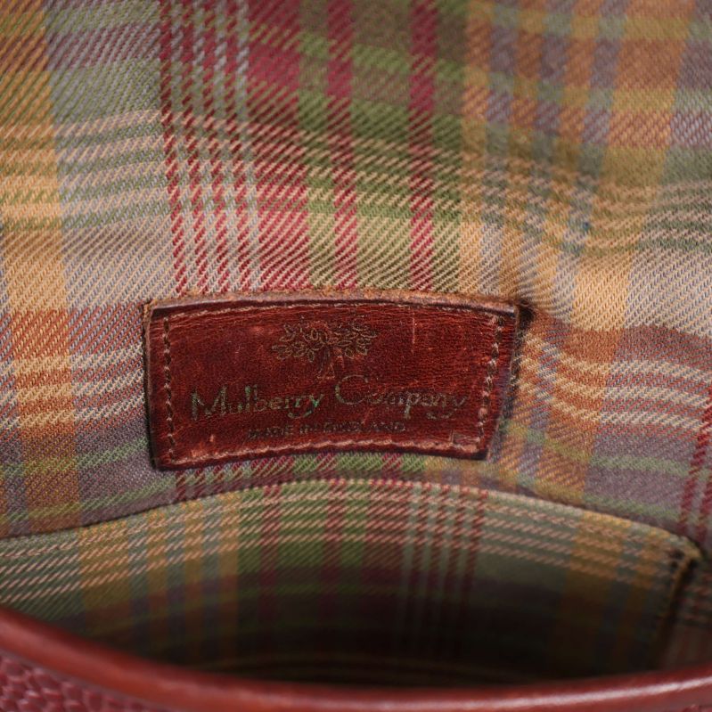 Närbild på Mulberry Company-lapp och rutigt innerfoder