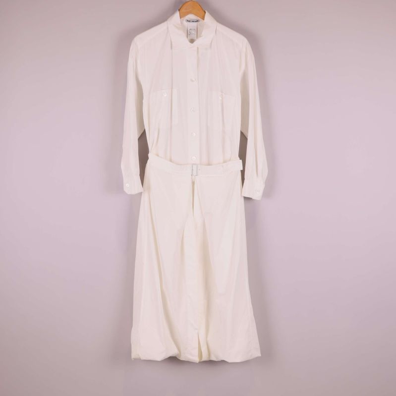 Vit långärmad skjortklänning med midjebälte på galge