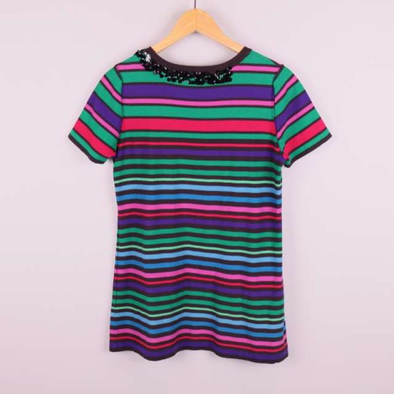 Randig t-shirt med färgglada ränder visad bakifrån