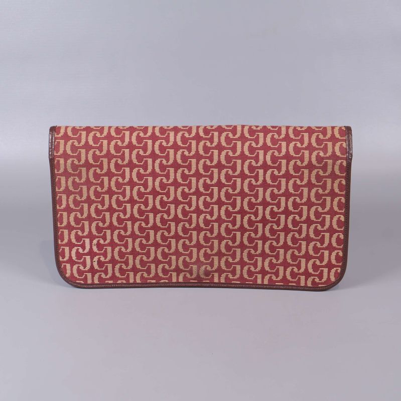 Clutch med rött och beige mönster sedd framifrån