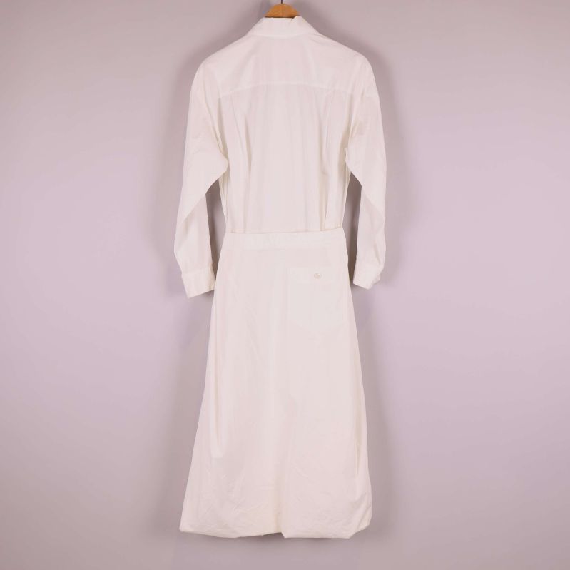 Baksida av vit lång skjortklänning med lång ärm