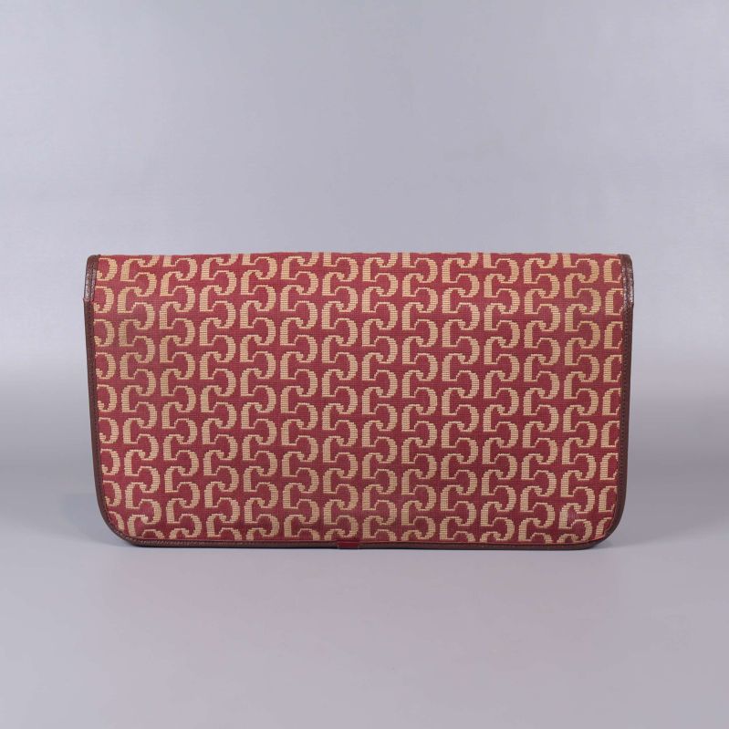 Clutch med rött mönster sedd bakifrån