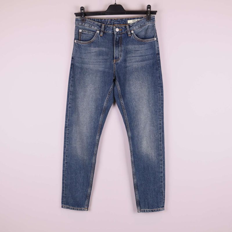 Jeans i denim blått framifrån på galge