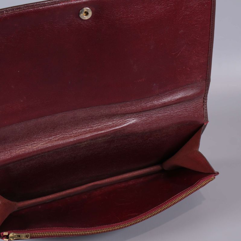Burgundy insida på clutch med innerfack och dragkedja