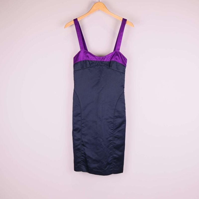 Klänning på galge med lila axelband och mörk nederdel