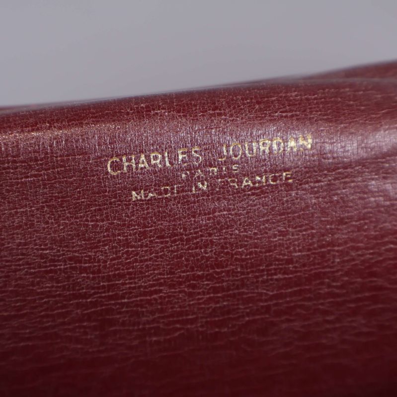 Närbild av Charles Jourdan stämpel inuti clutchen