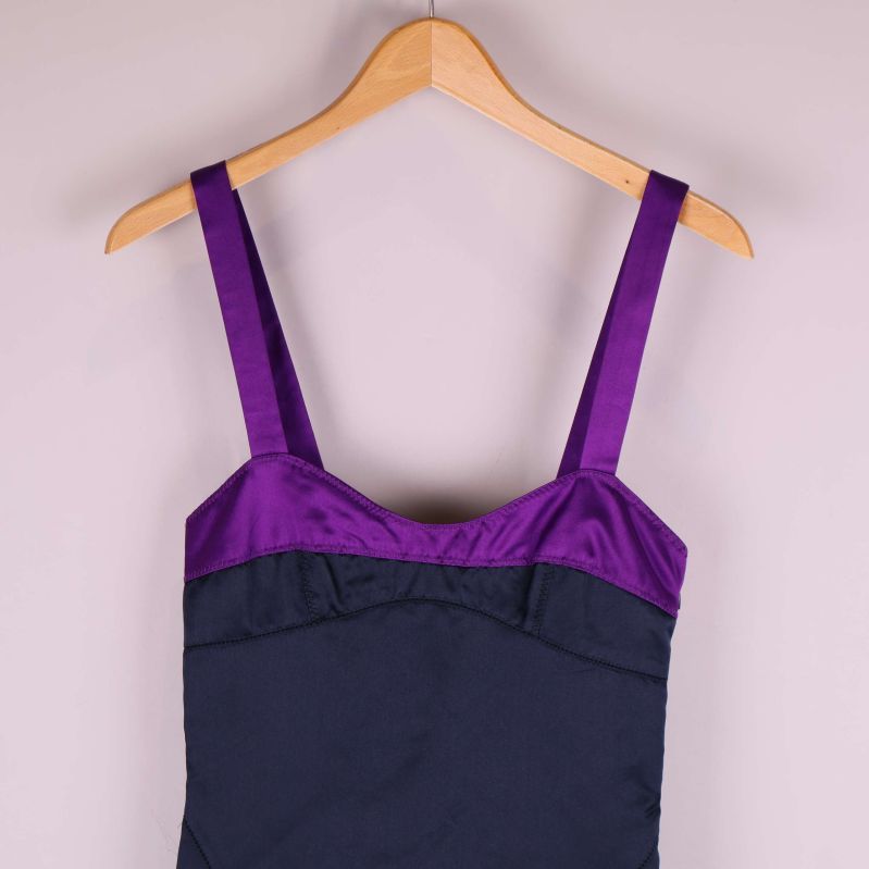 Detaljbild på överdelens form och axelband