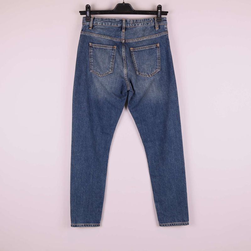 Jeans i denim blått bakifrån med synliga bakfickor