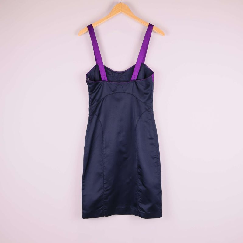 Baksidan av klänningen på galge med lila axelband