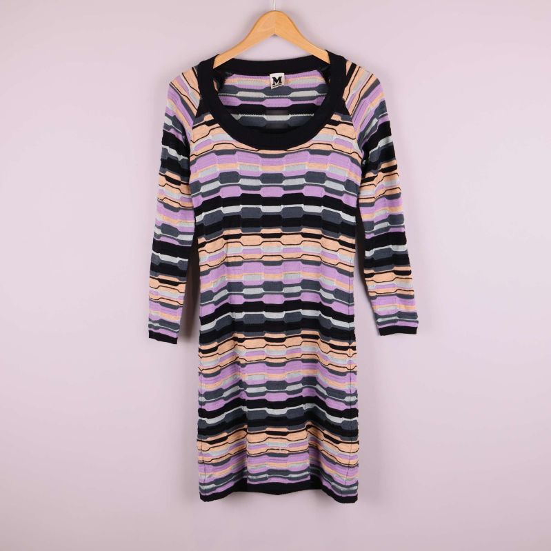 Stickad klänning med randigt mönster