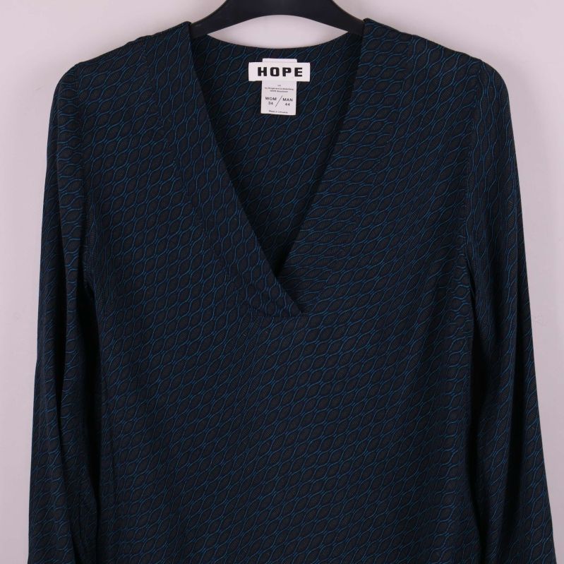 Närbild på toppens v-ringning och materialmönster