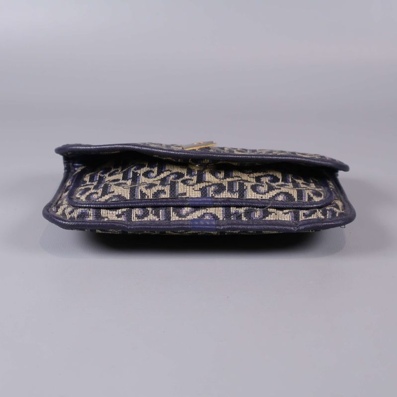 Nedifrån vy på clutchens botten och kanter