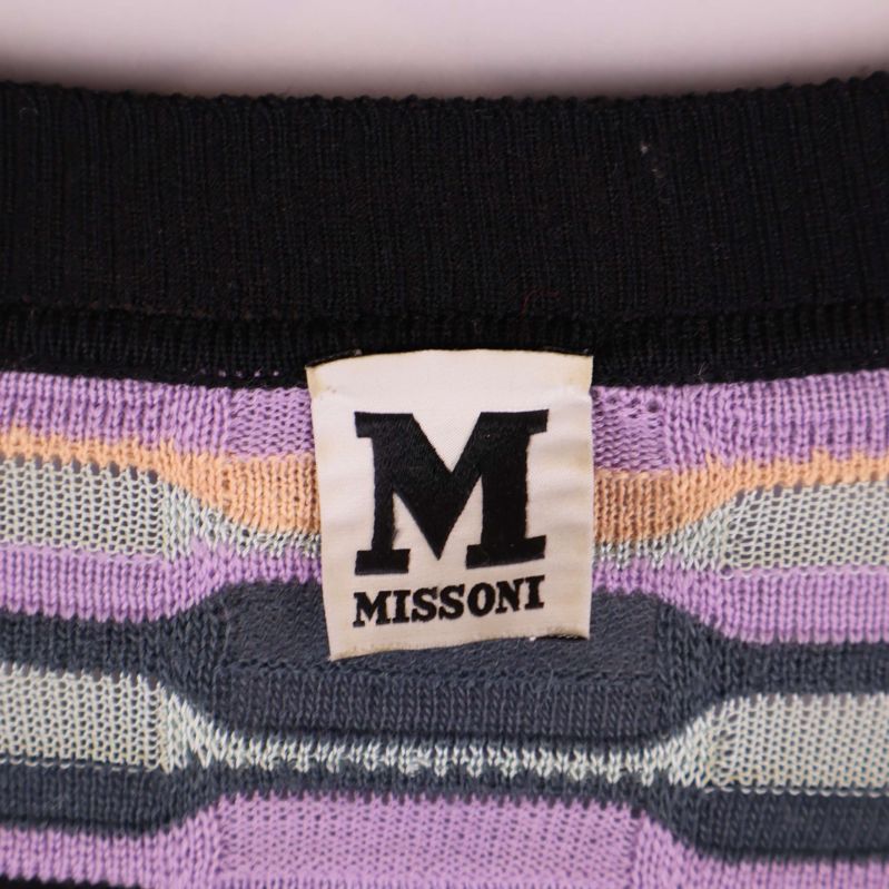 Närbild på M Missoni-märket i halsringningen