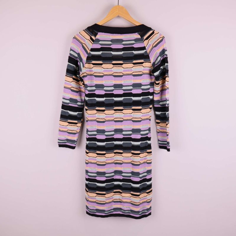 Baksidan av stickad klänning med randigt mönster och trekvartsärm