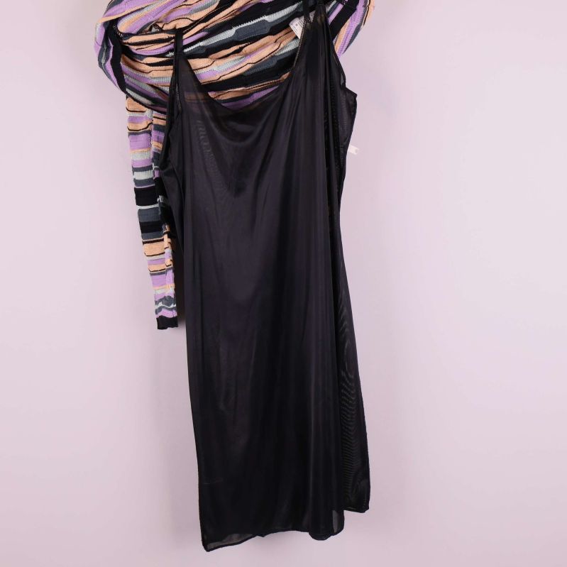 Svart underklänning visas under mönstrad stickad klänning