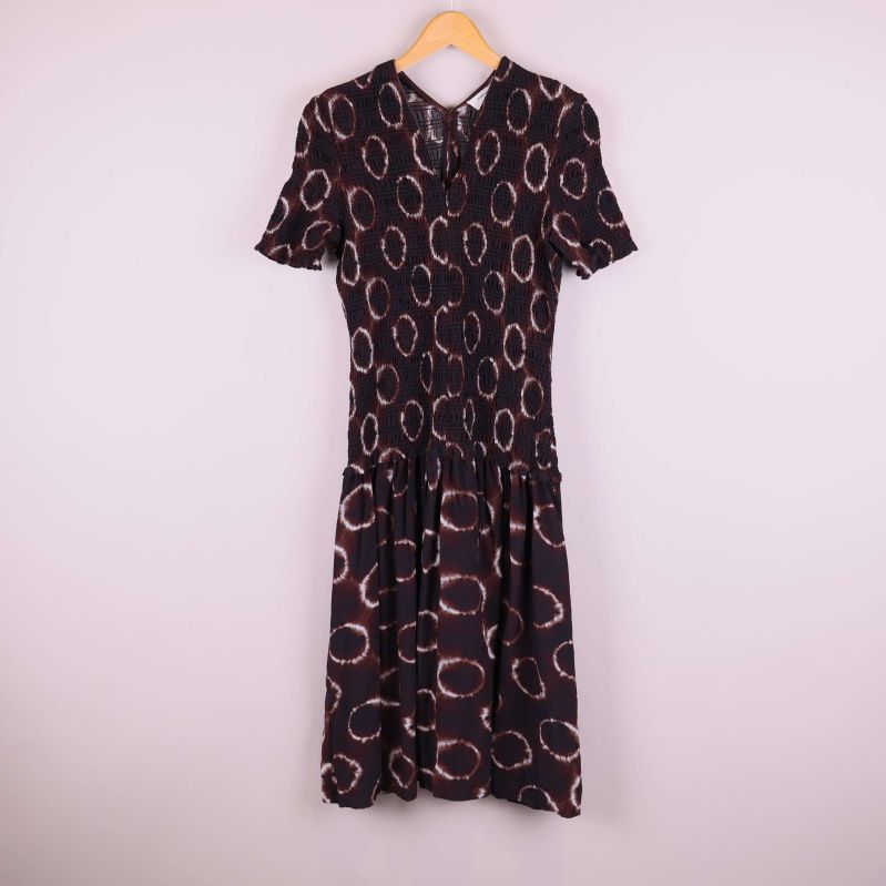 Kortärmad midiklänning med batikmönster 