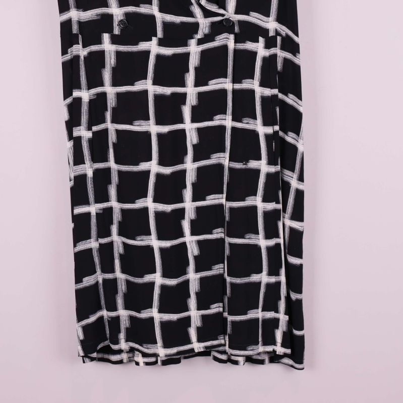 Nederkant av svart och vit rutmönstrad klänning