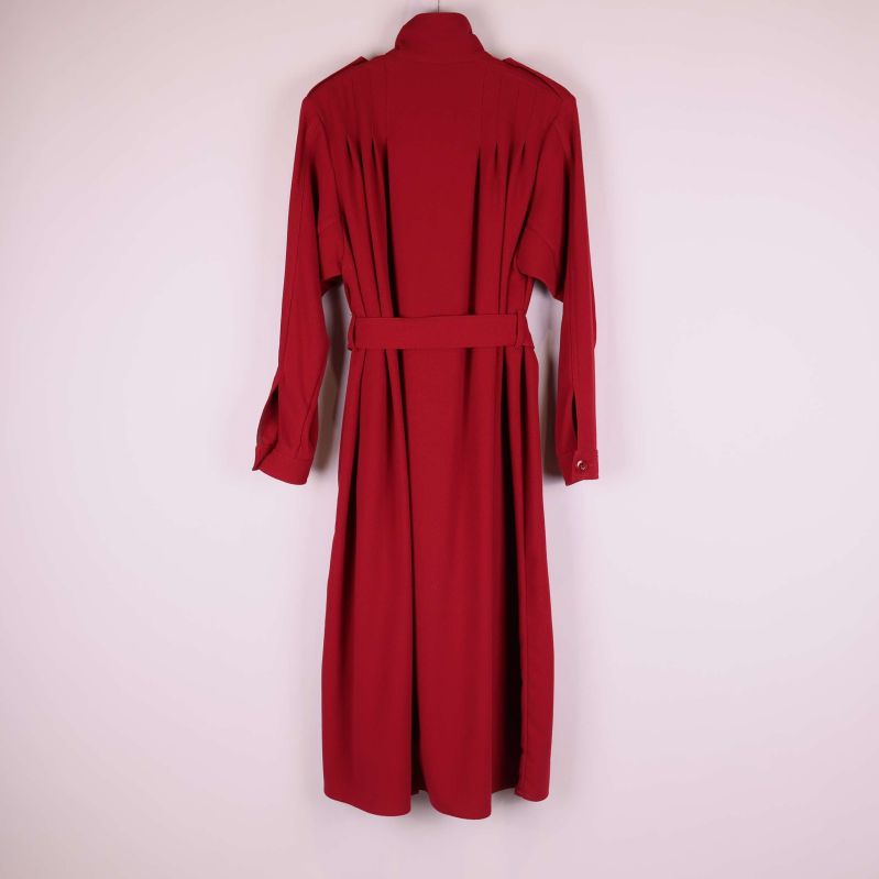 Baksida av lång röd kappa med bälte