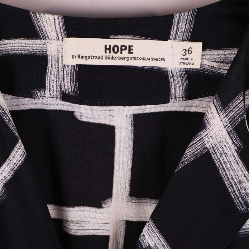 Närbild av etikett från HOPE och storlek 36