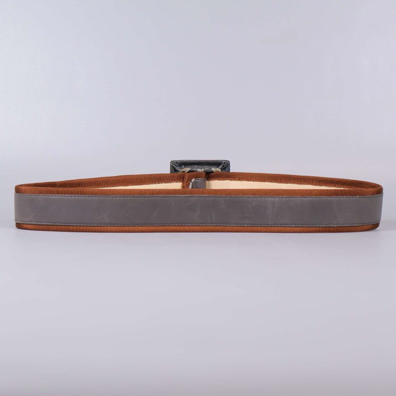 Baksida av bälte med grå mitt och bruna kanter
