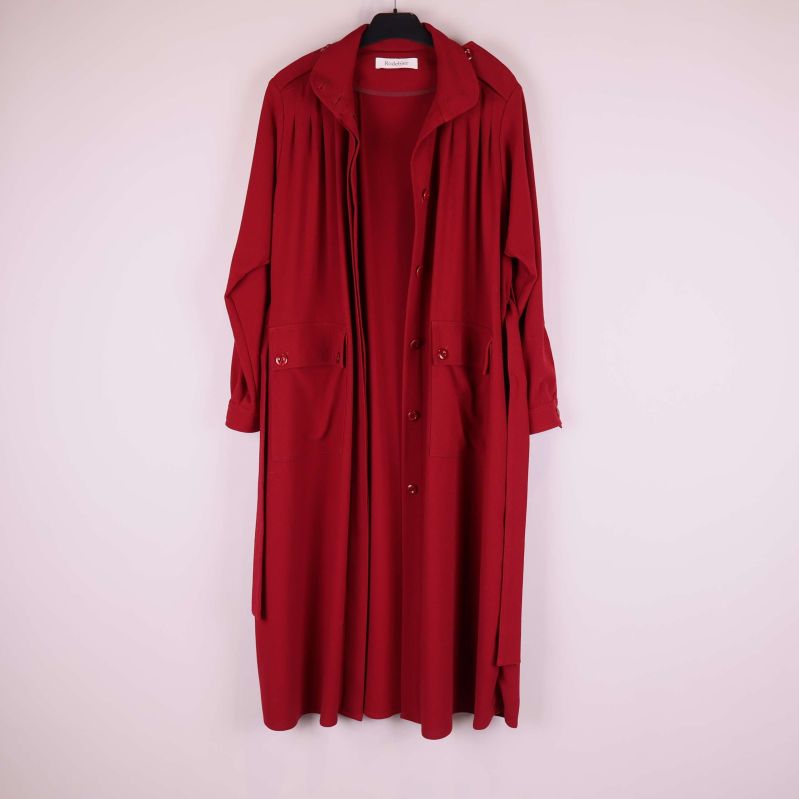 Lång röd kappa öppen framtill visar innerdel
